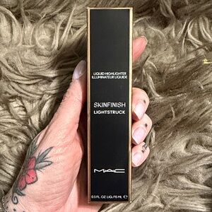 MAC Cosmetics Skinfinish Lightstruck Liquid Highlighter - Black and Gold